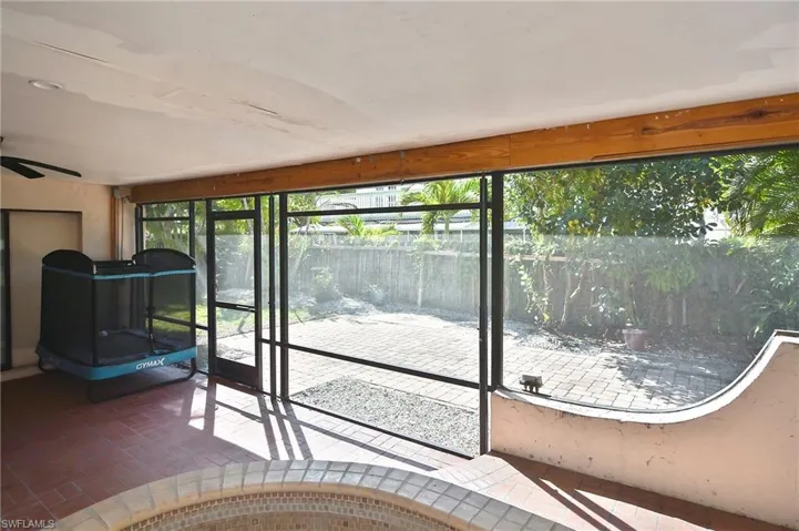Sunroom with ceiling fan