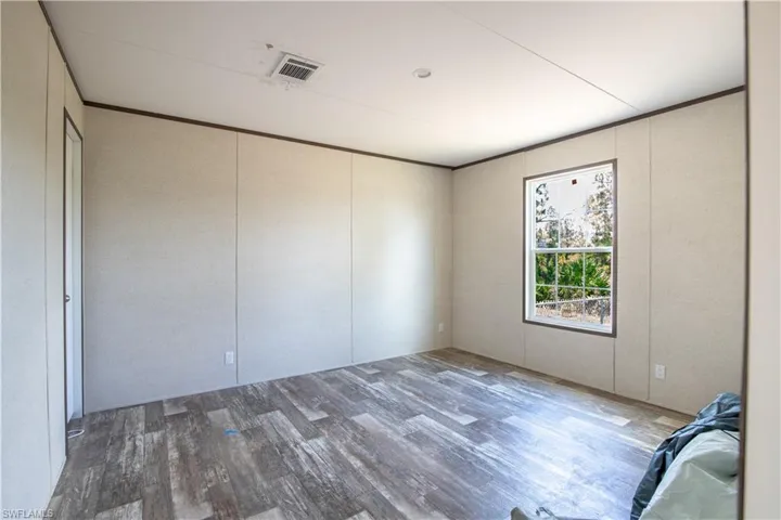 Unfurnished room wit