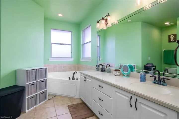 Double vanity with soaking tub