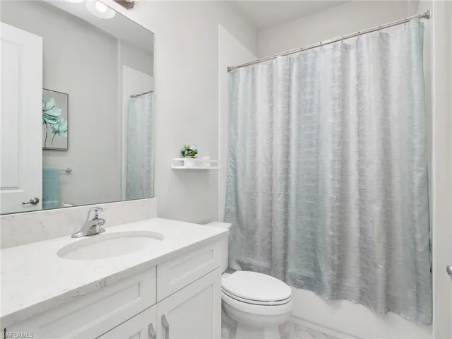 Bathroom (1st Floor)