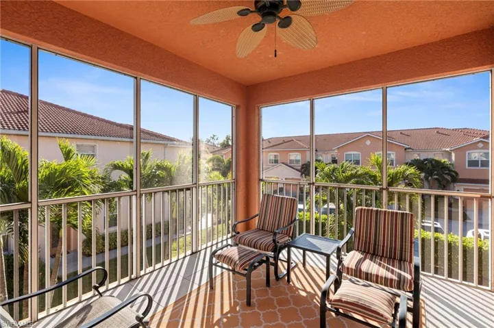Sunroom / solarium with ceiling fan