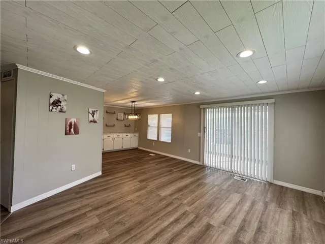 Living with access from kitchen or dining