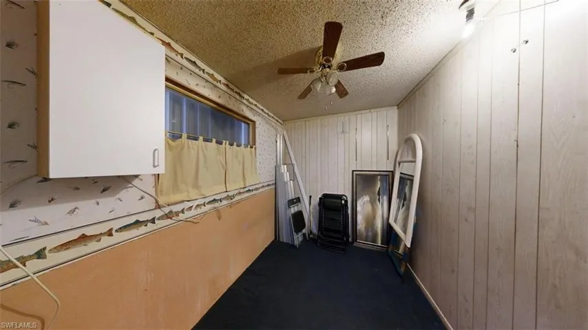 Den / additional flex room