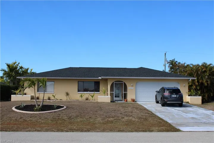 Ranch-style home featuring stucco siding, driveway, a garage, and a shingled roof