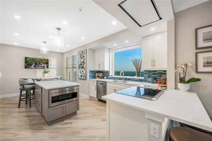 420  Cove Tower  DR, Naples, FL 34110
