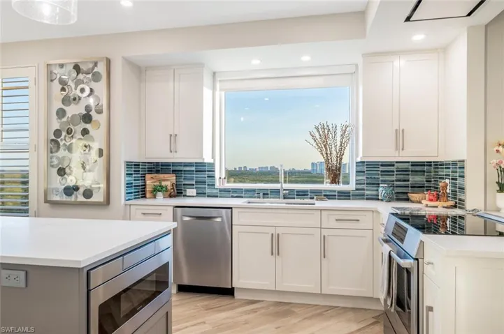 420  Cove Tower  DR, Naples, FL 34110