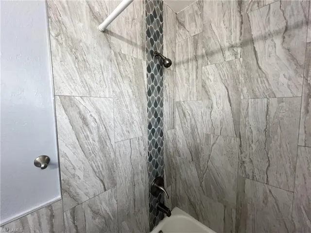 Bathroom featuring tiled shower / bath combo