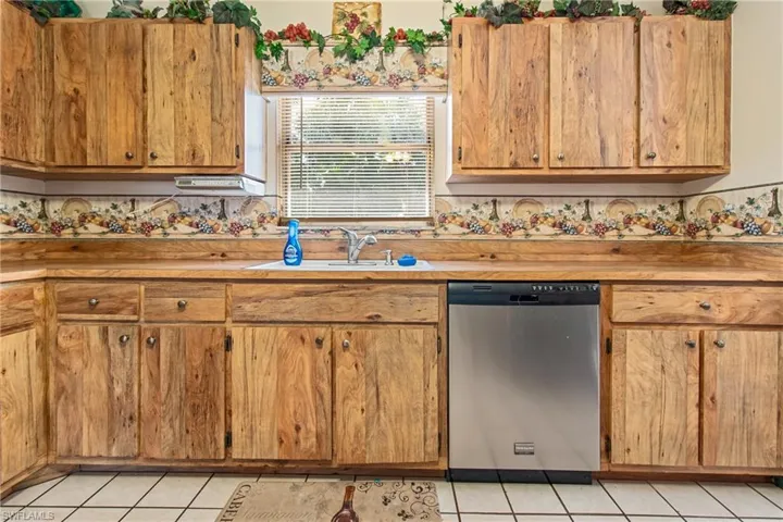 5862  Ginsberg  CT, North Fort Myers, FL 33903