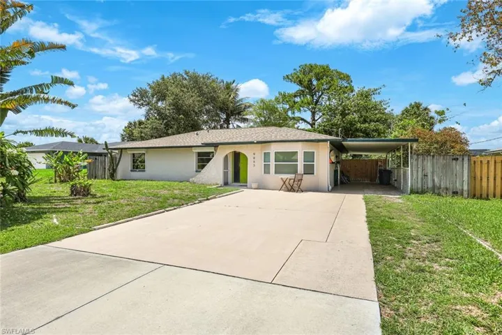 LOOK NO FURTHER! Desirable home in Bonita Springs!