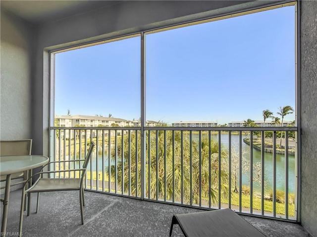 Screened Lanai and nice table and chairs to enjoy the view