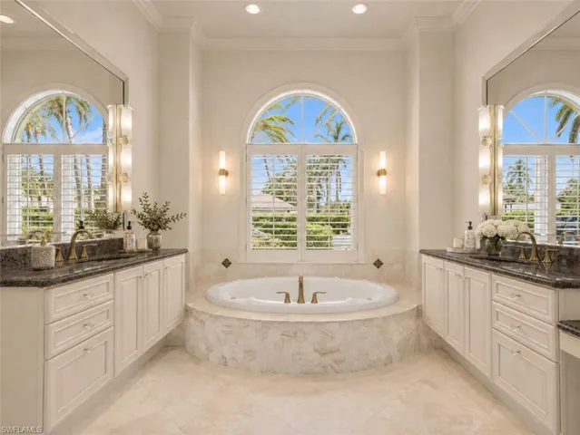 Primary, Dual Vanity sinks and soaking tub