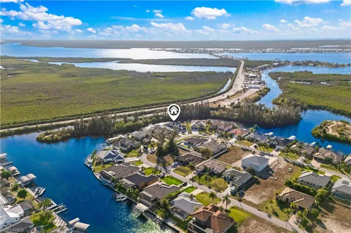 If you are a boating enthusiast who wants to be out on the water in minutes, here you go!  Literally a couple minutes to Micellis and the open waters of Matlacha - head north to Bokeelia, Boca Grande, Charlotte Harbor, or south to Fort Myers beach, Sanibel - there are endless adventures waiting!