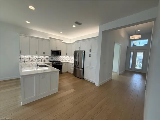 Entry leads to kitchen.