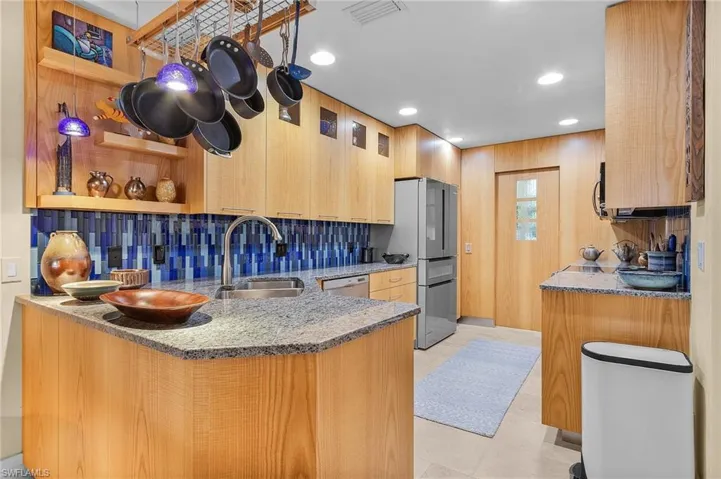 5677  Cove  CIR, Naples, FL 34119