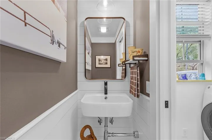 5677  Cove  CIR, Naples, FL 34119