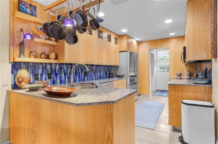5677  Cove  CIR, Naples, FL 34119