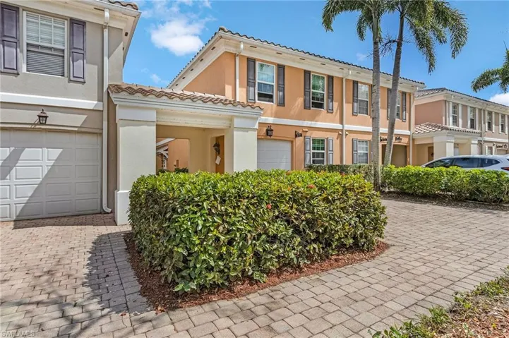 5677  Cove  CIR, Naples, FL 34119