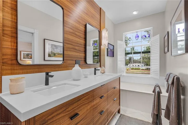 5677  Cove  CIR, Naples, FL 34119