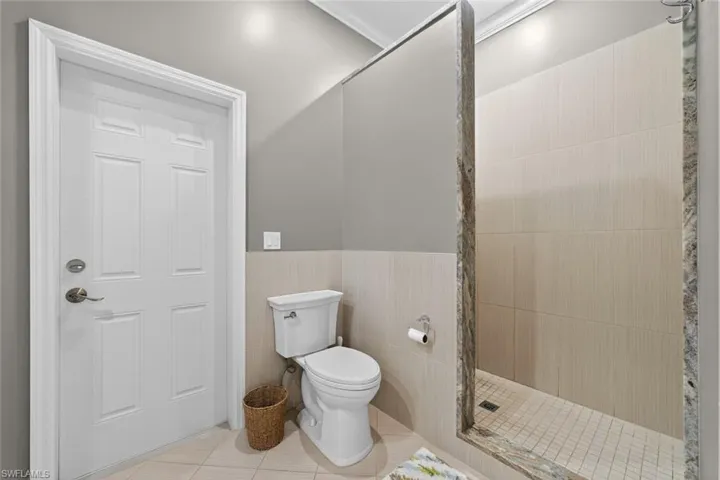 Ensuite Bath 1