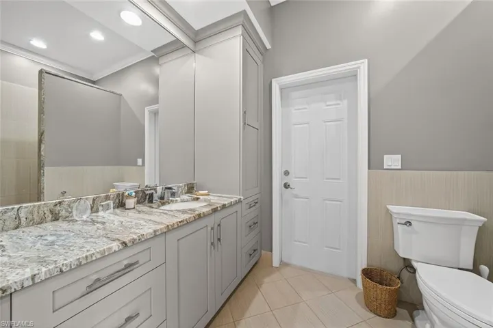 Ensuite Bath 1