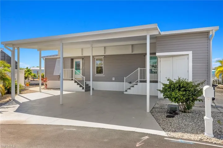 Manufactured / mobile home featuring a carport
