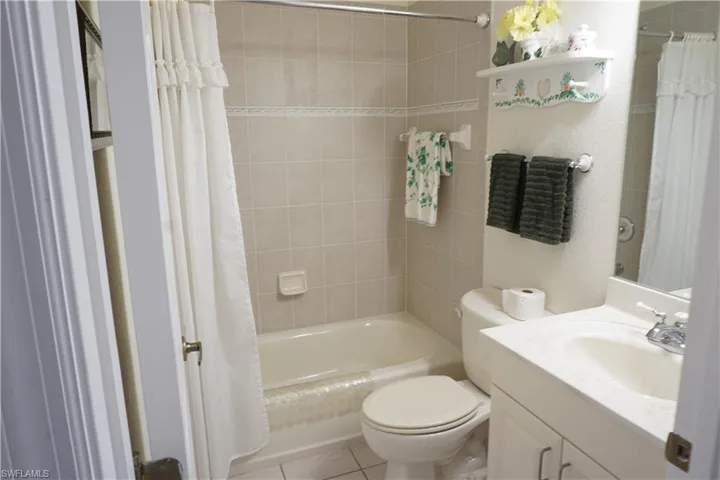 Guest bathroom with tub/shower