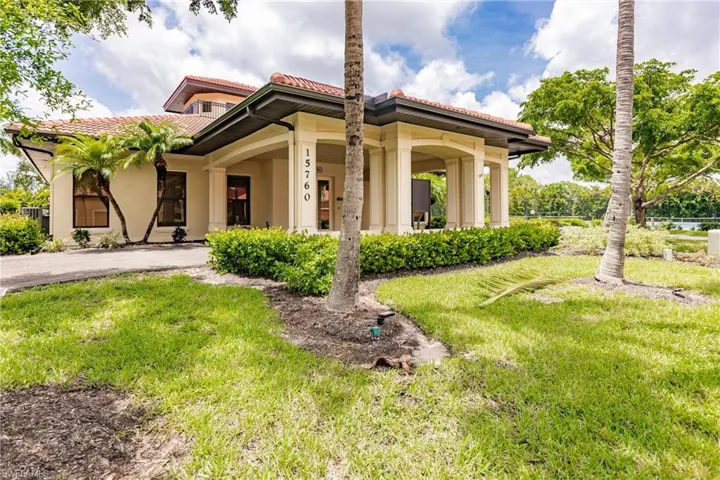 View of front of house featuring a front yard
