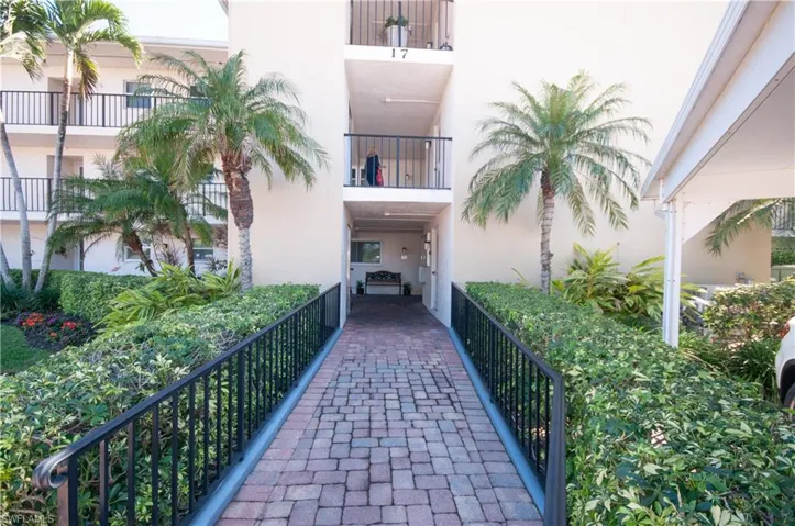17  High Point N CIR, Naples, FL 34103
