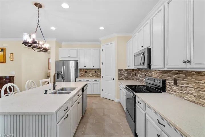 3865  Helmsman  DR, Naples, FL 34120