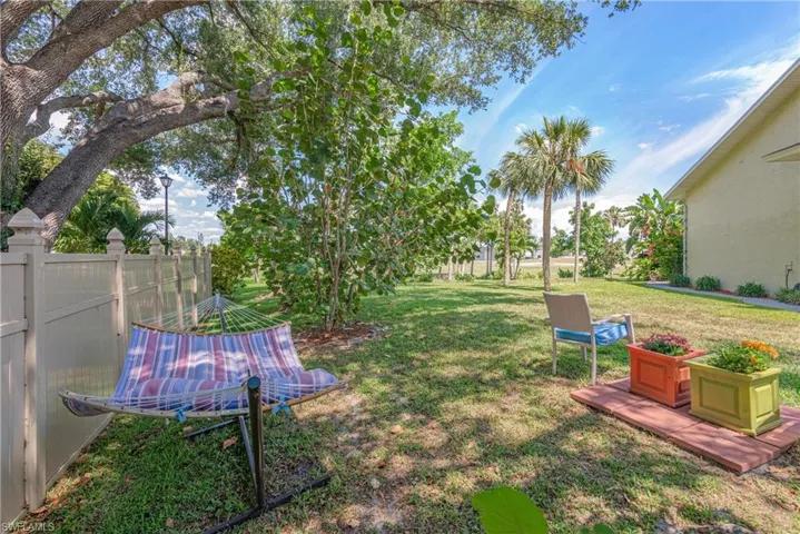 View of well maintained yard