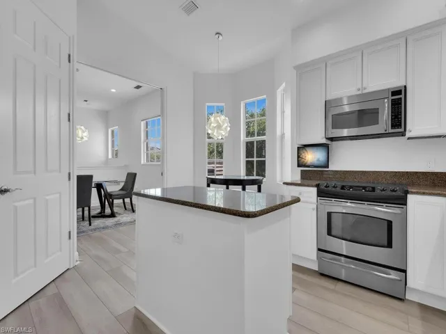 Kitchen w/ Island