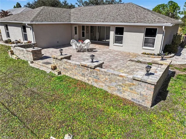 There are two substantial brick bench seats that line the walls here for ample seating if you have a lot of family or guests