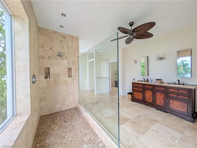 Primary bath w/view to water