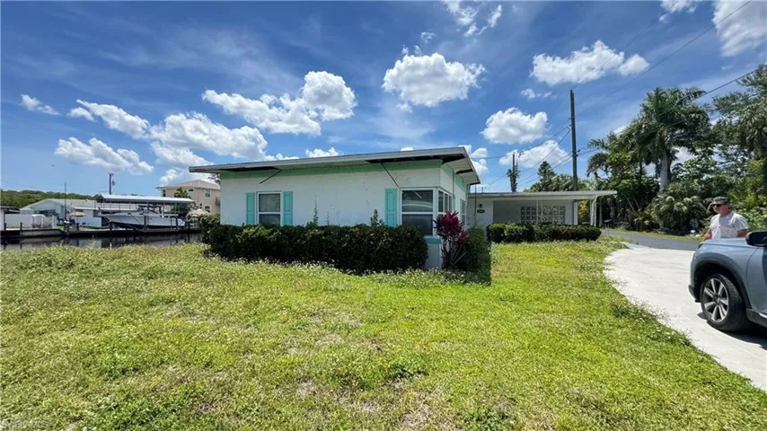 8140  Cleaves  RD, North Fort Myers, FL 33903