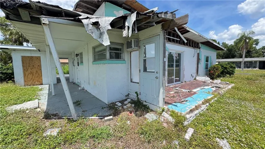 8140  Cleaves  RD, North Fort Myers, FL 33903
