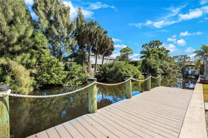 Stunning dockside canal views ALL YEAR LONG!