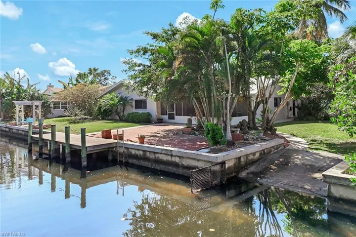 Enjoy visits from dolphins, manatees, turtles and more!