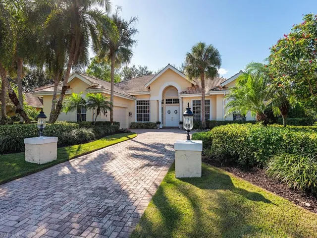 View of front of property with a 2 car garage.