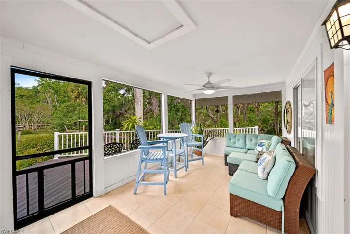Sunroom / solarium with ceiling fan