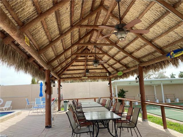 chiickee hut seating