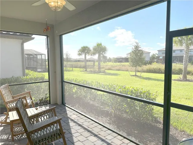 Sunroom with ceiling fan