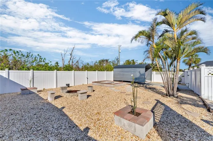 View of yard featuring an outdoor structure