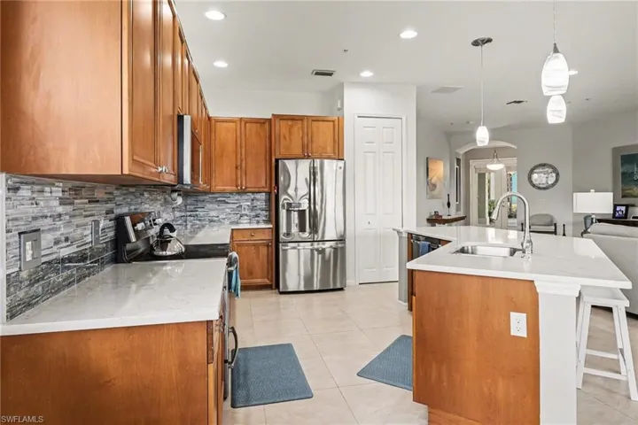 Spacious kitchen, perfect for entertaining!