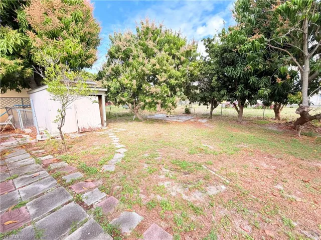 View of yard featuring a shed