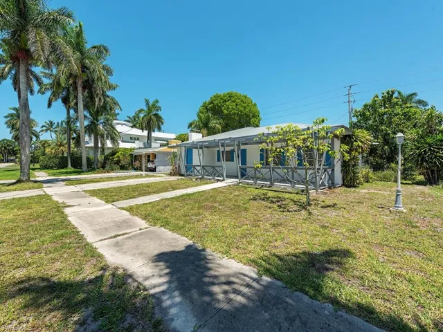 View of front of home featuring a front yard