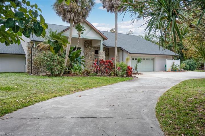 Circular driveway with plenty of lush landscaping