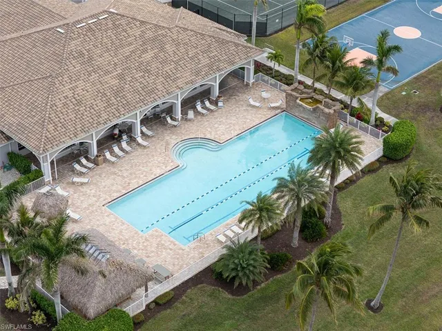 Relax_and_enjoy_the_large_community_pool