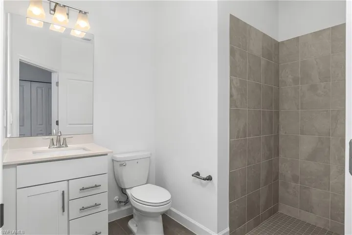 Guest ensuite bath.