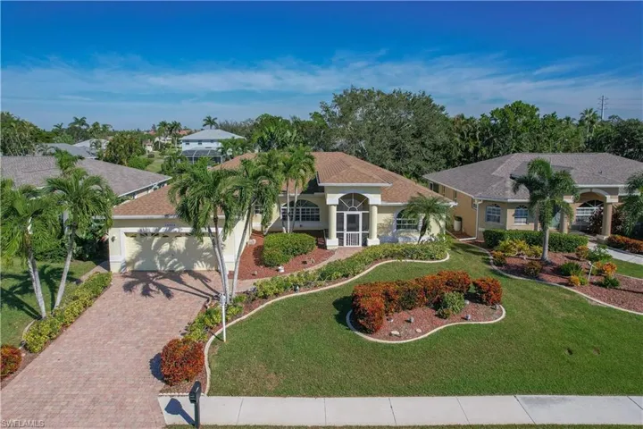 View of front facade with a garage and a front yard