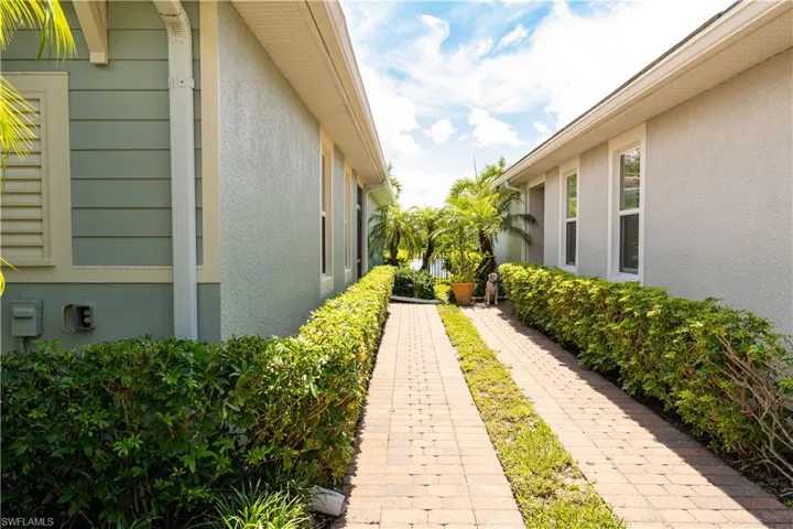 14888  Edgewater  CIR, Naples, FL 34114